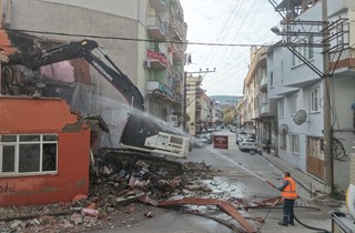 Gemlik'te Metruk Bina Temizliği Devam Ediyor